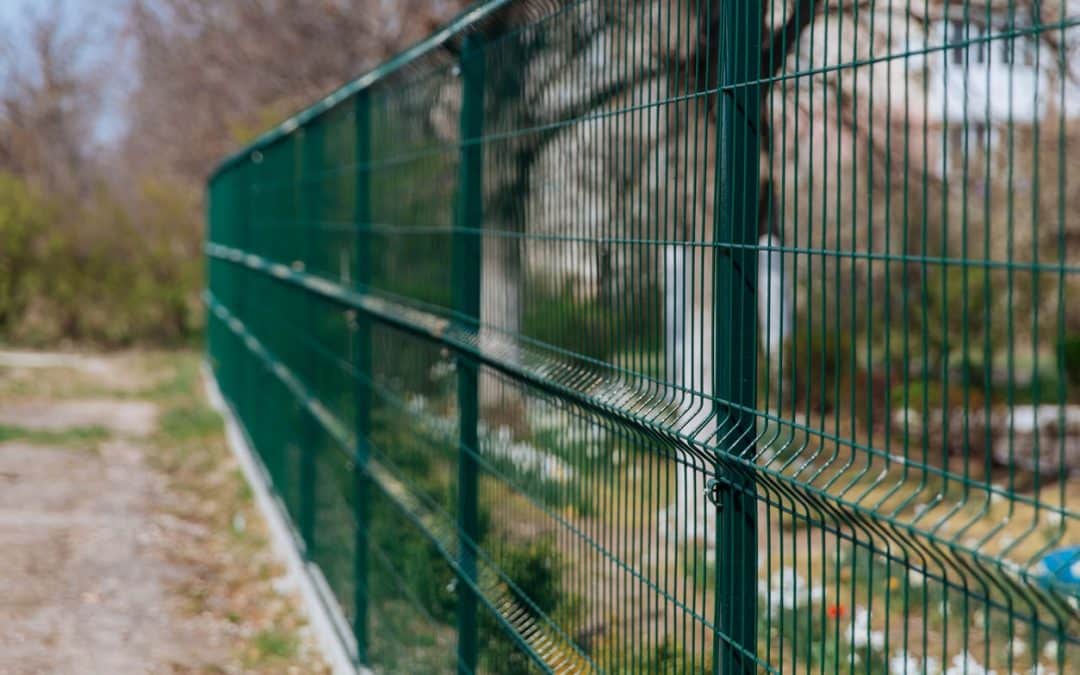 Est-il difficile d’installer une clôture rigide dans son jardin ?