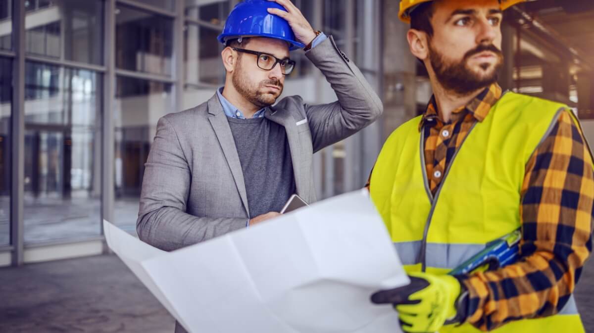 Des ingénieurs en constructions vérifient le plan